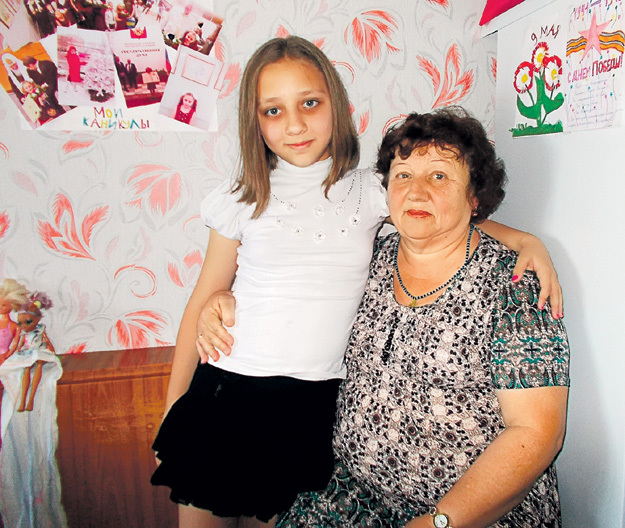 Девочка с бабушкой Антониной Иосифовной в Ростове - не жалуются и стараются не отчаиваться