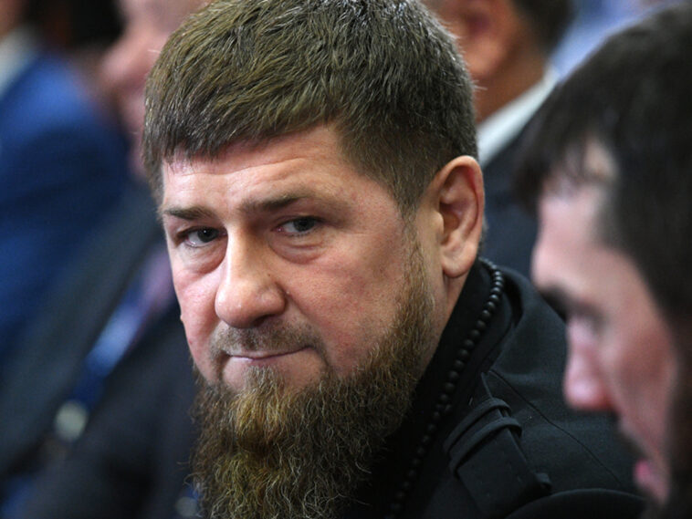 “Продажная морда”: Кадыров призвал проверить Сокурова на экстремизм в споре с Путиным