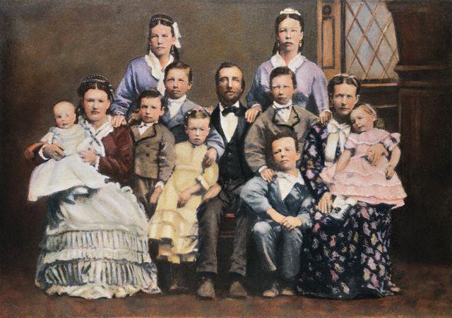 Член секты мормонов с двумя жёнами и детьми. (Фото Corbis.) 