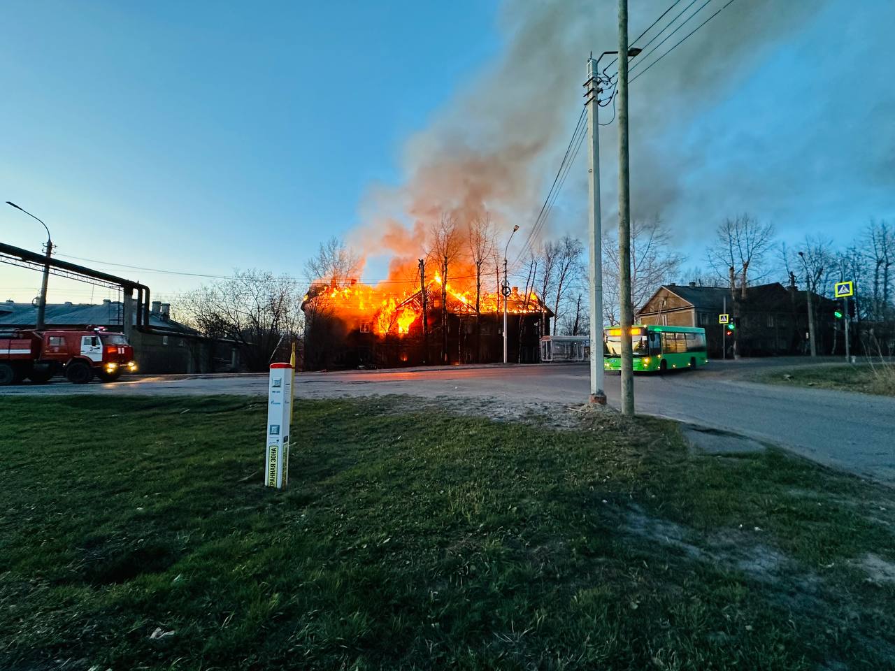 Сильный пожар охватил старый дом в Архангельске: рухнула крыша, на месте спасатели