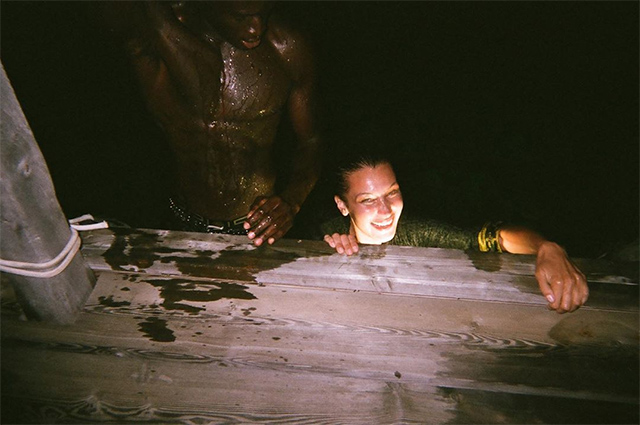 Продлила лето: Белла Хадид поделилась фото со съемок для Versace у моря Новости моды