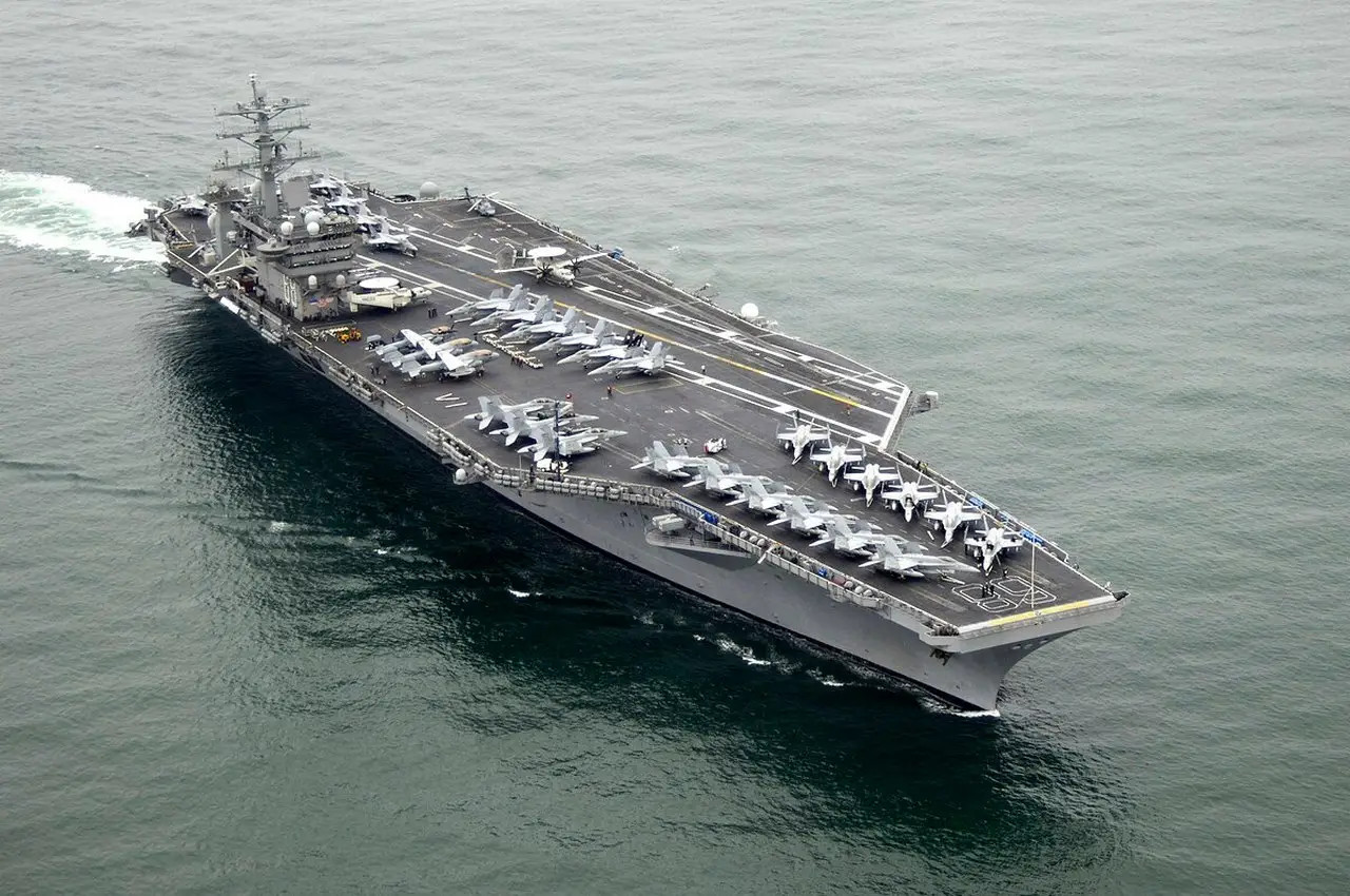 Истребитель и вертолёт ВМС США потерпели крушение с разницей в полчаса