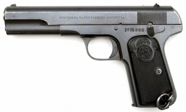 Пистолет "Браунинг Лонг 07". Такие пистолеты у немецких парашютистов-диверсантов, как правило, были снаряжены пулями с ядом, вызывающим мгновенную смерть. Внешне пистолет был похож на пистолет "ТТ" - тадельное оружие советских офицеров.
