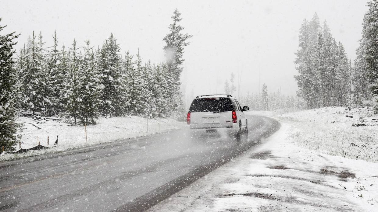 Автовладельцев призвали не забывать о фарах и дистанции на дороге зимой