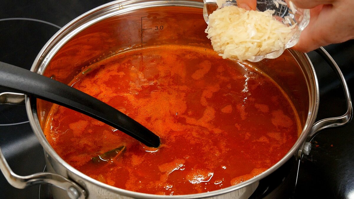 Добавляем в суп натёртый чеснок, соль, варим всё вместе ещё несколько минут и готово :) 
