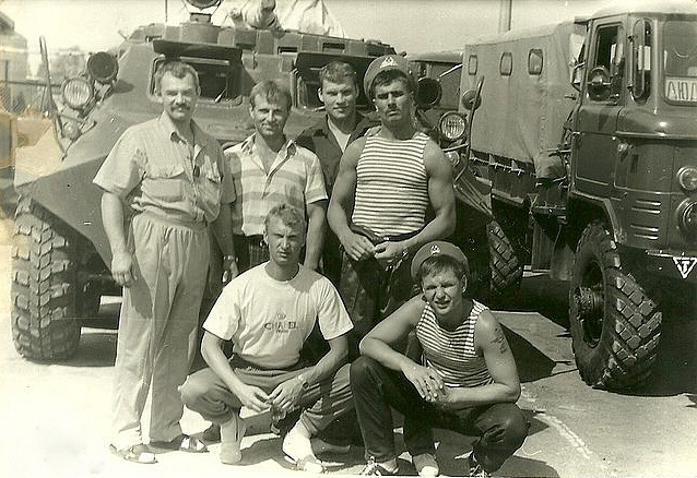 Чеслав Млынник (на фото - крайний слева) на базе рижского ОМОНа в августе 1991 года Из личного архива бойцов рижского ОМОНа