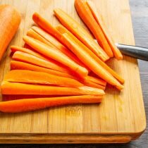 Морковь жареная с соусом песто морковь, песто, зеленого, базилика, соусом, ложку, обмакнуть, сванской, орехи, аппетита, длинными, толщиной, ломтиками, зубчик, масло, узкими, нарезаем, Приятного, тщательно, жареную