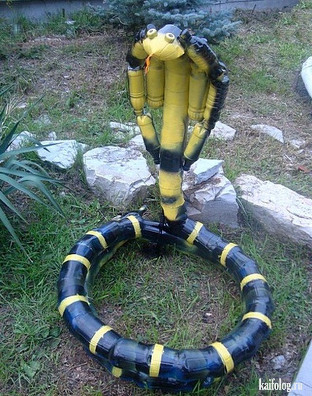 Змея из пластика. Подделек змея. Змея из модульного оригами. Как сделать змею из подручных материалов. Плетение змейка.