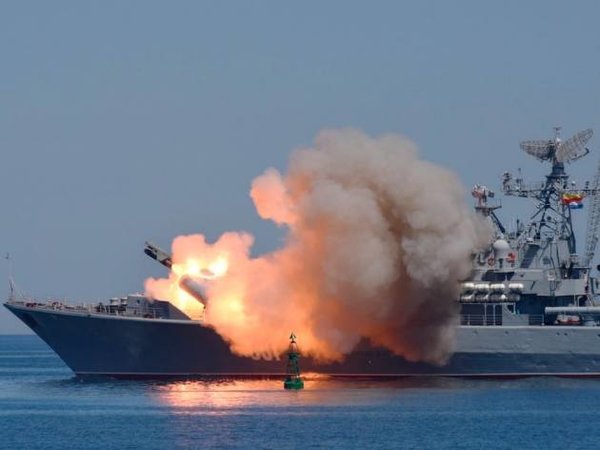 Линкор ВМФ России запускает ракеты на репетиции парада дня ВМФ России в Севастополе, Крым, 24 июля 2015 года. Фото / Associated Press