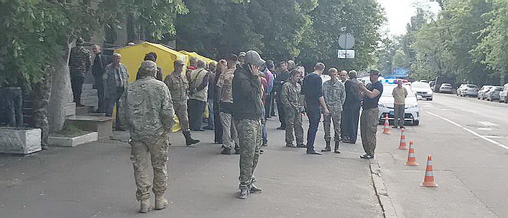 Майданщики грызутся за кормовую базу: Боевики в масках захватили здание Госгеонедр