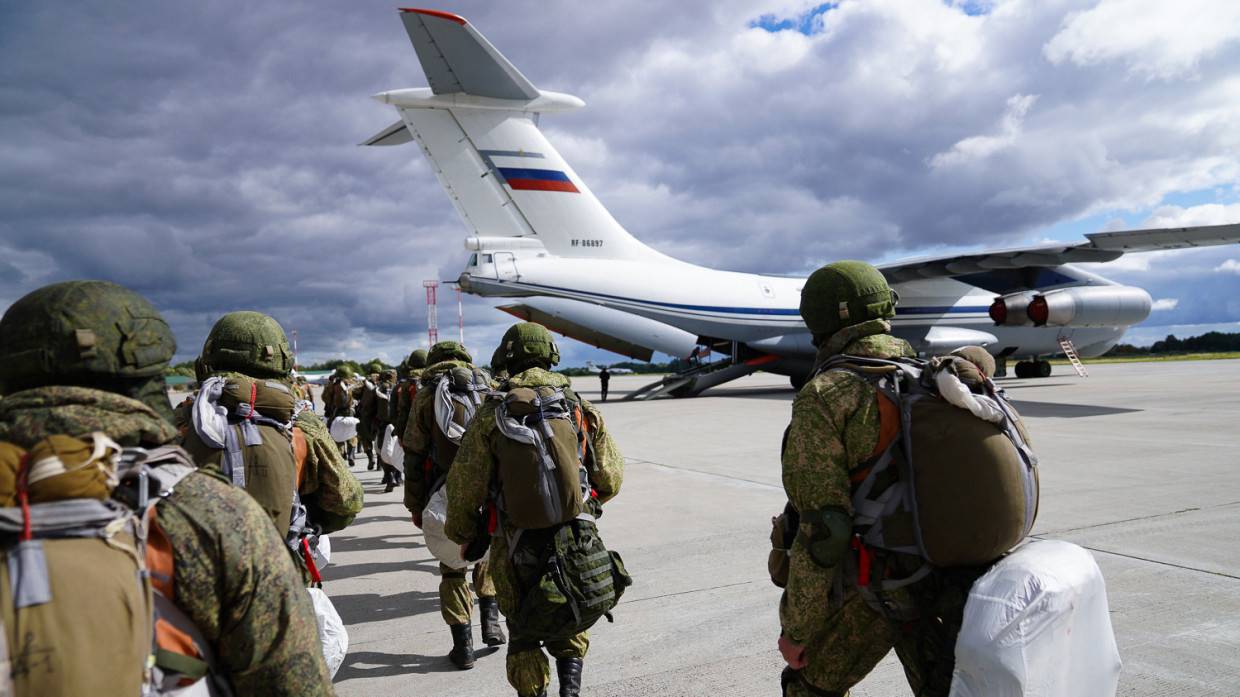 Минобороны РФ показало высадку российских десантников на полигоне под Гродно Армия