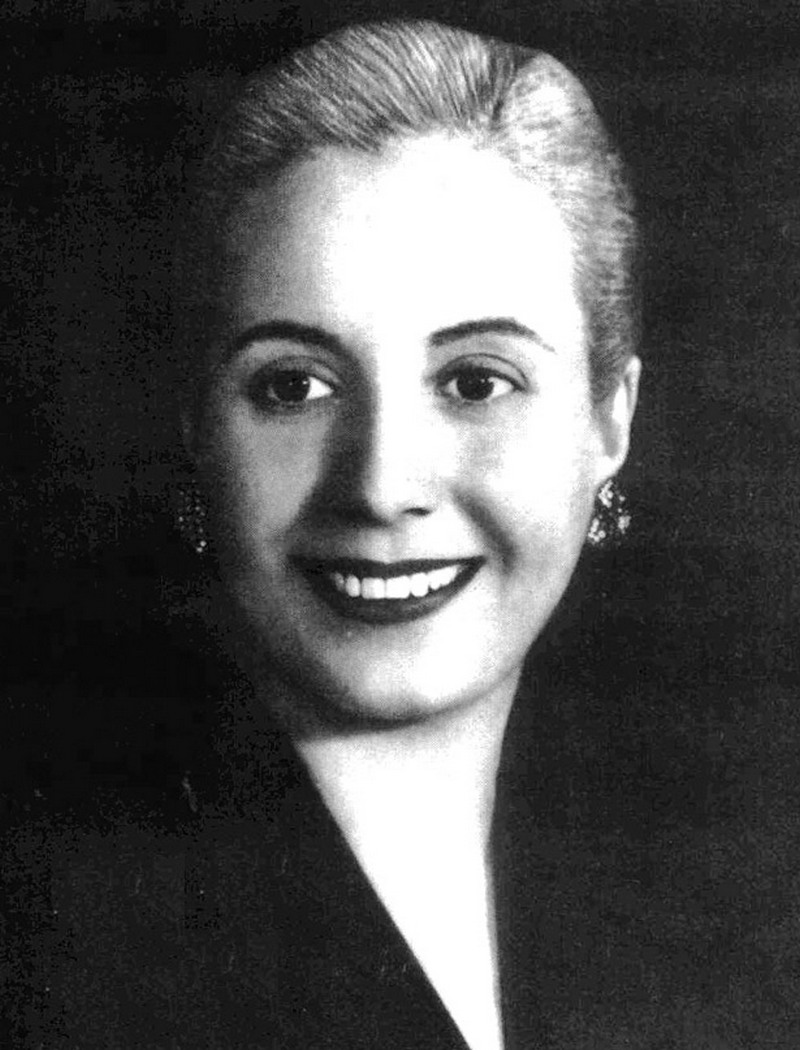4) Эвита Перон. Эва Перон, или Эвита, как ее называли в родной Аргентине, была яростным борцом за права женщин и рабочих. Она скончалась от рака в возрасте 33 лет. Дата: 1950. Фотограф: неизвестен.