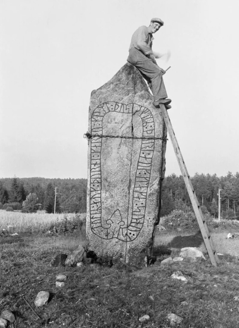 2. Мужчина работает над восстановлением треснувшего рунического камня в Сведьорне в Сёдра Винге, Швеция. Надпись гласит: 