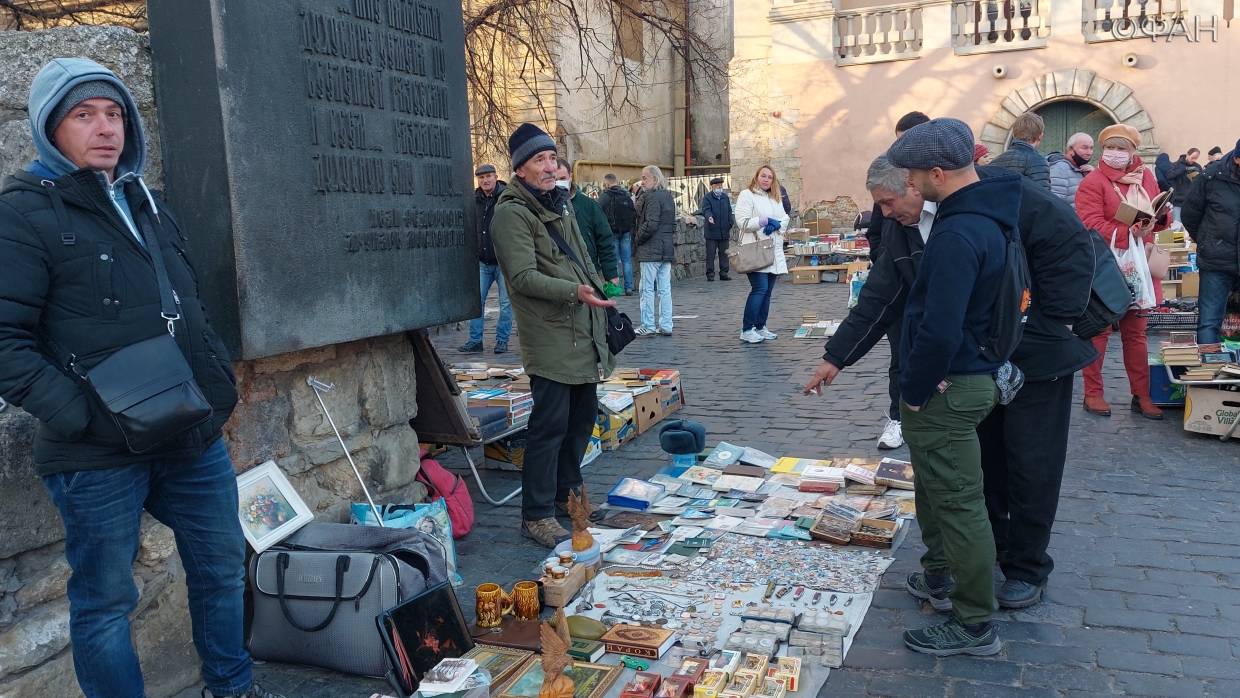 Во Львове националисты охотятся на торговцев советской символикой