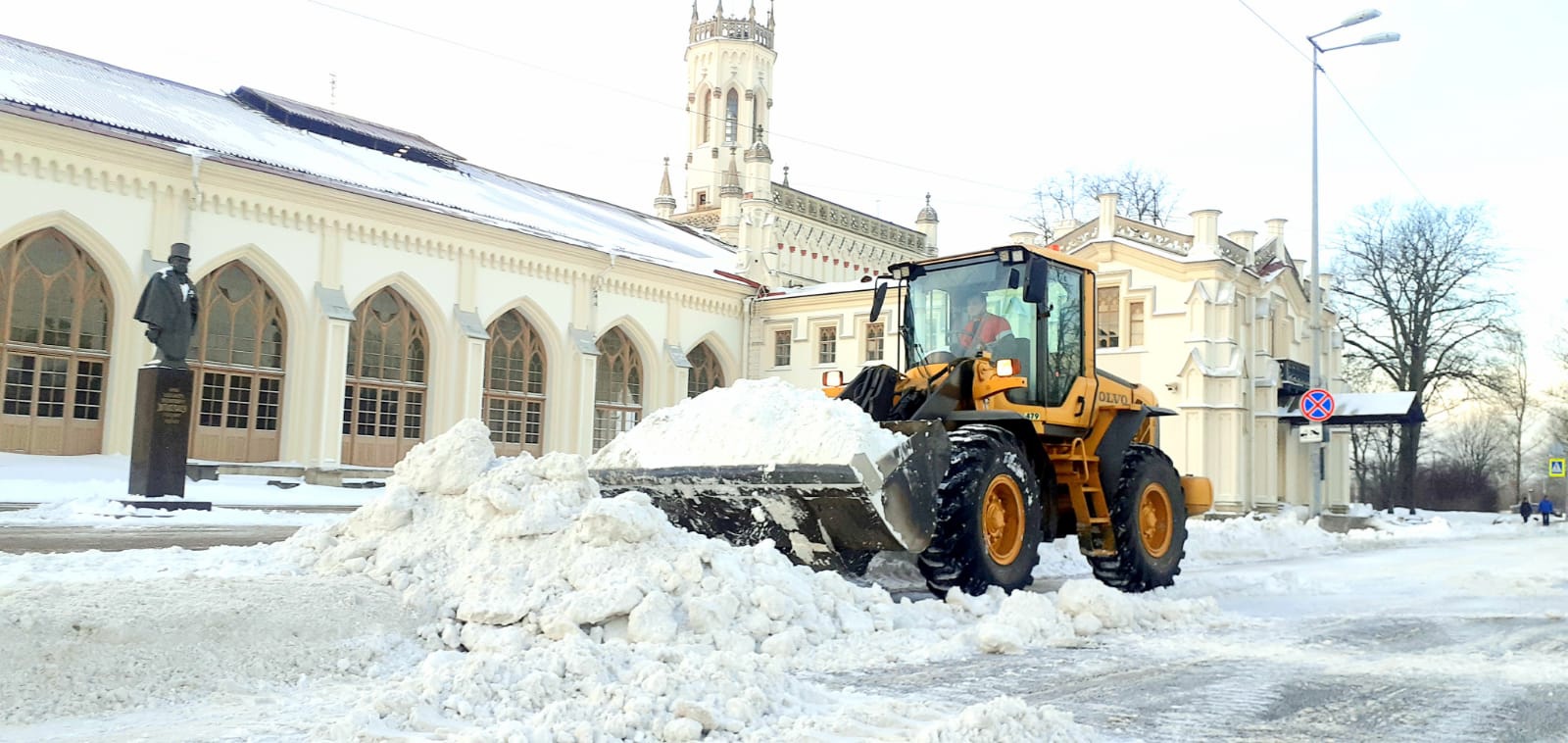 Уборка снега в спб. Коммунальщики в Питере. Снежная зима в городе фото. Много снега фото. Как в городах убирают снег.