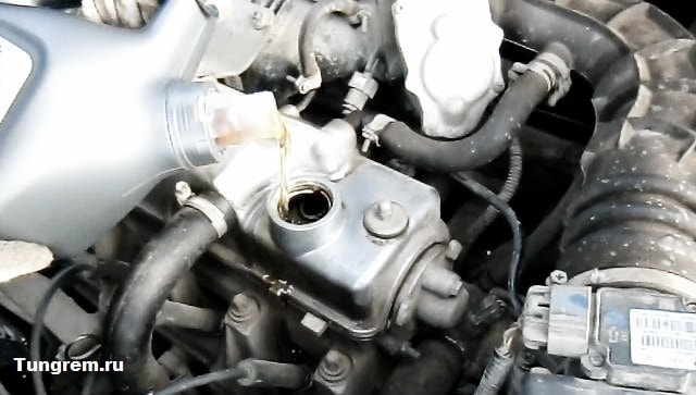 Заливаем новое масло на Ладе Калине