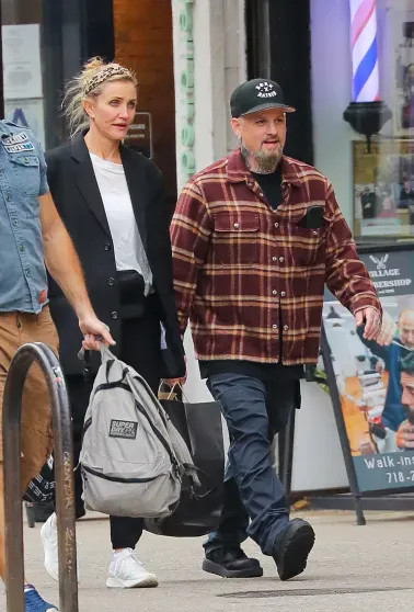 53-лентюю Кэмерон Диас засняли на прогулке с мужем в Нью-Йорке детей, актриса, стала, недавно, вернулась, Бенджи, родились, воспитания, материнства, суррогатного, помощью, весной, ребёнка, снова, появился, Кардинал, ребёнок, Второй, Раддикс, несколько