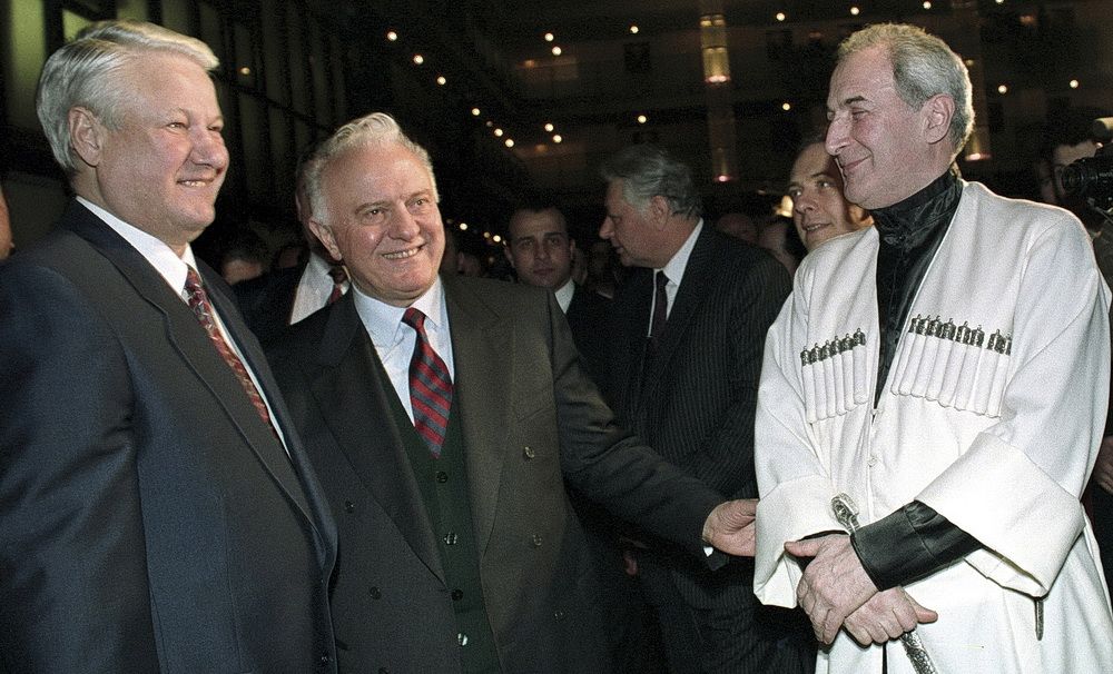 Борис Ельцин, Эдуард Шеварднадзе и руководитель уголовников из банды «Мхедриони» вор в законе Джаба Иоселиани