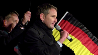 Лидер АдГ в Тюрингии Бьорн Хёке на фоне знамени Германии