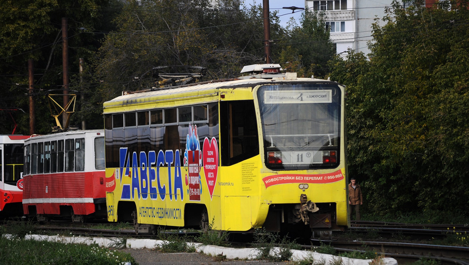 Трамвай 2003 ижевск. Современный трамвай. Пантограф трамвайный. Трамвай поворачивает. Ктм 71-622.