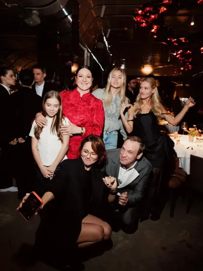 Аглая Тарасова, Юлия Пересильд, Милош Бикович и Анна Цуканова-Котт отпраздновали день рождения Кристины Асмус Асмус, Кристина, Чайкина, Тройник, Михаил, ЦукановаКотт, Харламова, рождения, Руденок, Ковальчук, Аглая, Пересильд, Михеева, Оксана, Зулькарнаев, Милош, дочерью, конфликтовали, финансов, смогли