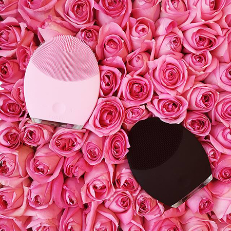 Мицеллярное молочко, рисовый скраб, "умная" щетка для очищения лица и другие бьюти-новинки Новости красоты