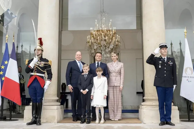 Княгиня Шарлен, князь Альбер II, Эмманюэль Макрон/Фото: Palaisprincierdemonaco/Instagram*