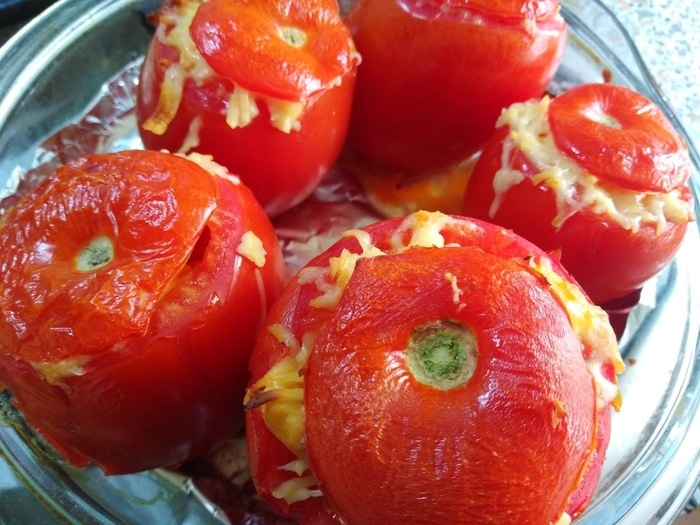 Сколько запекать помидоры. Запеченные помидоры. Печеные помидоры на солнце. Помидоры запеченные с сахаром. Запечённые помидоры по турецкий с корицей.
