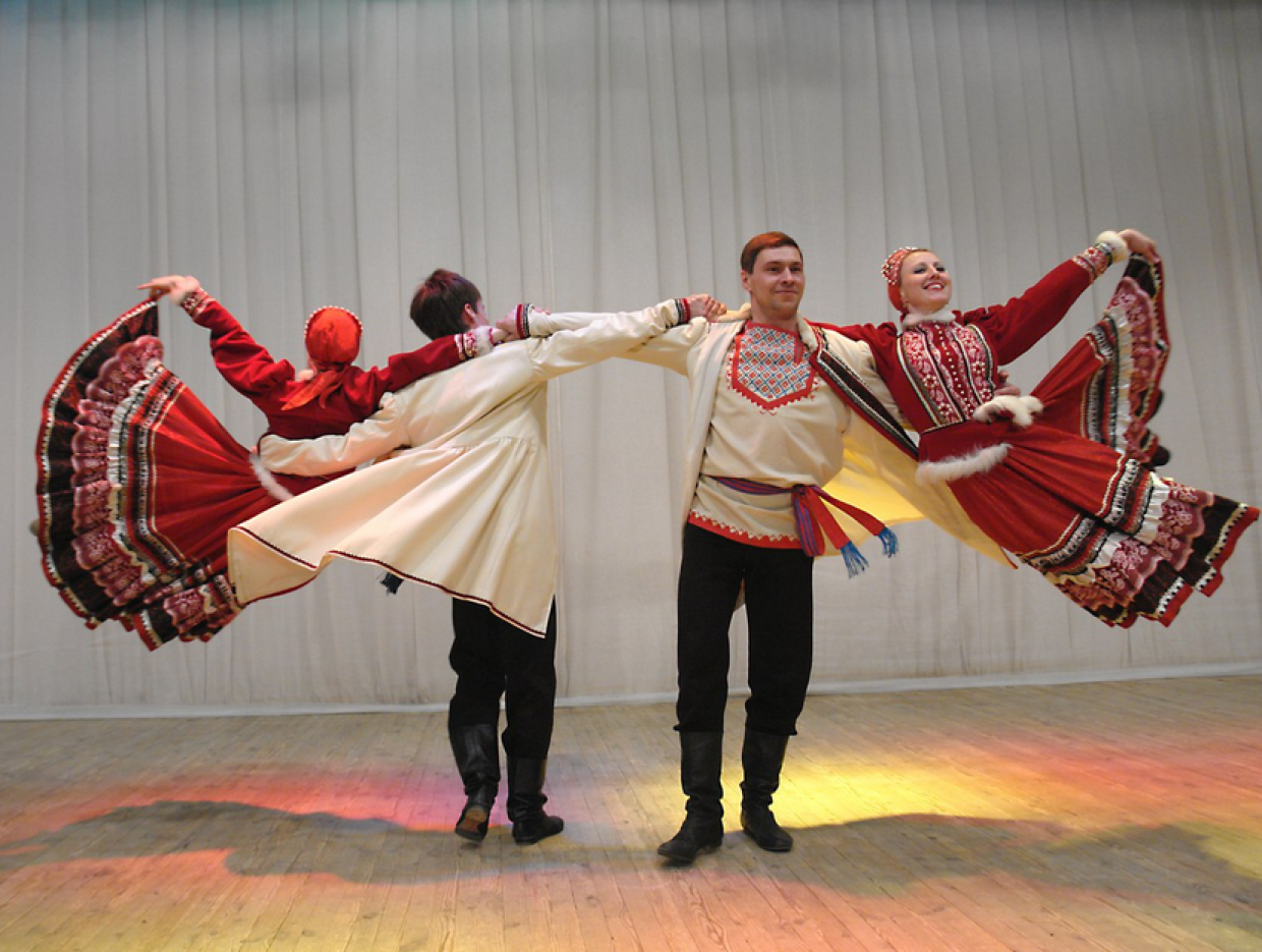 Народные танцы. Удмуртский национальный танец. Удмуртский народный танец. Удмуртский костюм для танца. Парный народный танец