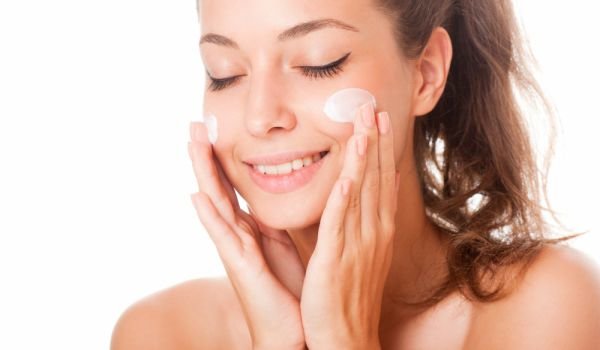 Почему керамиды необходимы в уходе за кожей ?»/></p>
<p><strong>Керамиды</strong> рекламируются как один из замечательных ингредиентов для ухода за кожей, которые необходимы для здоровой кожи, особенно когда речь идет о коже, подвергшейся воздействию многих активных веществ. Но если вы не совсем поняли, что они делают и почему вы должны получить продукт вместе с ними, продолжайте читать. </p>
<h2>Что такое церамиды? </h2>
<p>Церамиды — это липиды или жиры, которые естественным образом присутствуют в верхнем слое кожи. Они относятся к группе сфинголипидов. Керамиды необходимы для здоровой кожи, так как они составляют около 50% ее структуры.Верхний слой кожи подобен кирпичной стене, причем клетки кожи являются кирпичом, а керамиды-раствором, который скрепляет кирпичную стену. Они также являются основным увлажняющим средством для кожи. Керамиды играют важную роль в кожном барьере, удерживая влагу в коже и препятствуя проникновению внешних факторов окружающей среды и загрязнений. Они помогают сохранить эластичность и молодость кожи. </p>
<h2>Почему следует использовать керамиды? </h2>
<p>С агрессивным образом жизни, воздействием солнца и возрастом происходит расщепление керамидов. Их можно добавлять в процедуры ухода за кожей, такие как средства для умывания, сыворотки, кремы. Их можно использовать для всех типов кожи, поскольку они являются естественной частью кожи. При применении в качестве продукта <strong>керамиды помогают</strong>для укрепления кожного барьера. Они также являются отличным антивозрастным ингредиентом. Керамиды следует наносить не менее двух раз в день. Используйте увлажняющий крем с керамидами в качестве последнего продукта после сывороток и кремов, чтобы лучше закрепить увлажняющий крем. </p>
<h2>Преимущества керамидов</h2>
<p><b>Укрепление и защита кожного барьера:</b>Церамиды образуют барьер или пленку на коже, покрывая клетки рогового слоя (самый внешний клеточный слой кожи). Это действует как барьер против химических веществ, суровых условий окружающей среды и т. д. Керамиды буквально являются пищей для вашей кожи и восстанавливают очень сухую и поврежденную кожу. </p>
<p><img decoding=