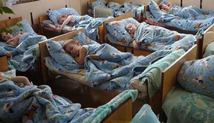 Дневной тихий час. Тихий час в детском саду. Сон час в детском саду. Дети спят в детском саду. Сон детей в детском саду.