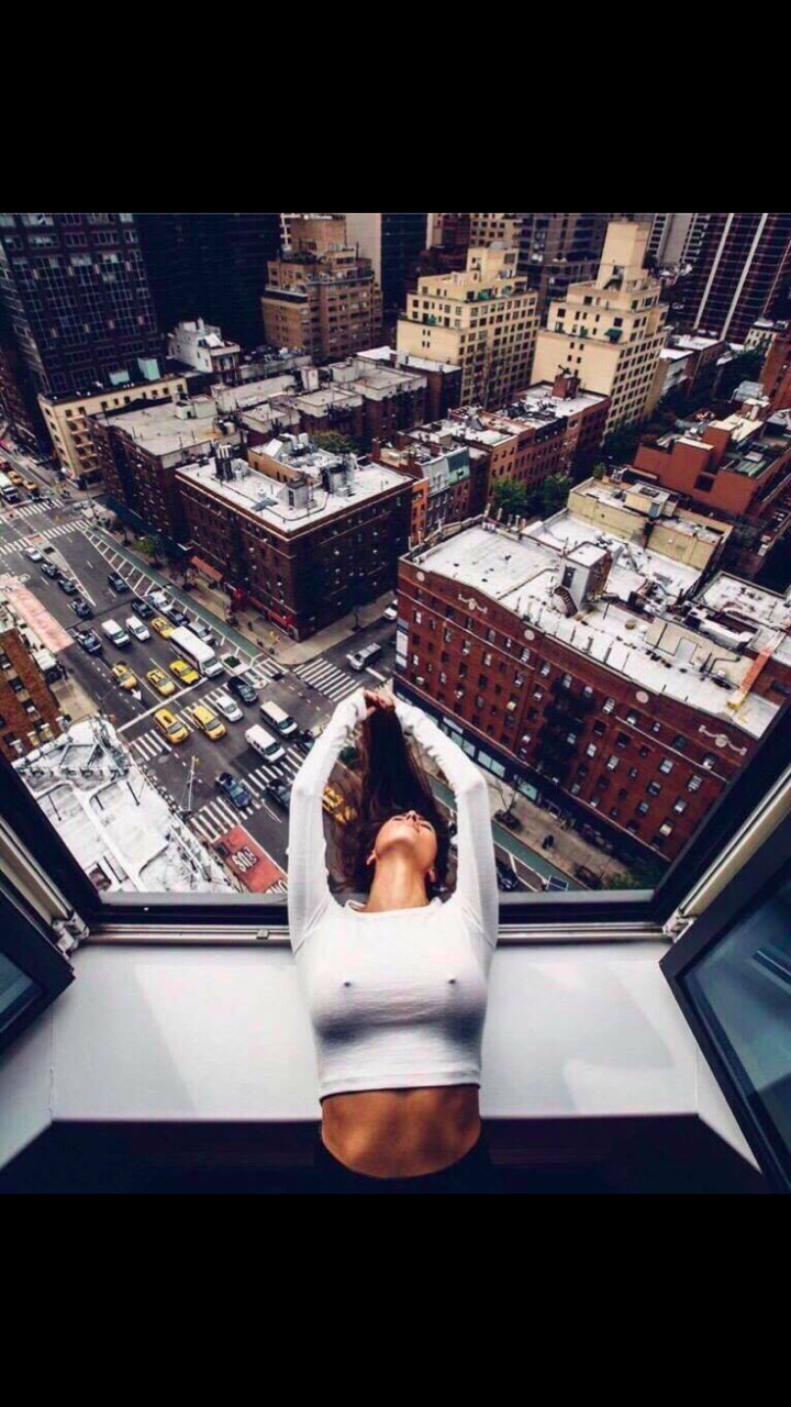 Ликероводочному заводу срочно требуется грузчик без рта.