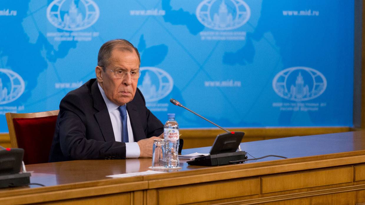 Фото Лаврова под песцом из комнаты переговоров умилило пользователей Facebook