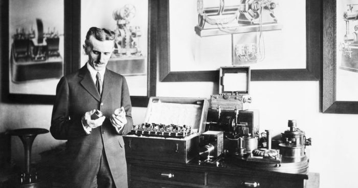 Никола Тесла и его радиоустановка.