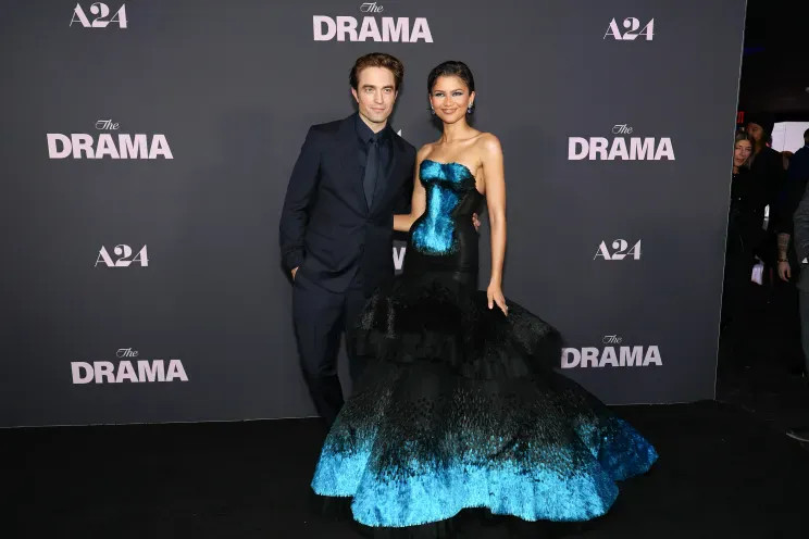 Зендая вышла в свет в кутюрном платье Schiaparelli из 65 тысяч шёлковых перьев something, чтото, Зендая, фильма, платье, которая, Паттинсон, премьере, ранее, Зендаи, актриса, драма, наряд, старом, Louis, Vuitton, одалживала, примеряла, Armani, Westwood