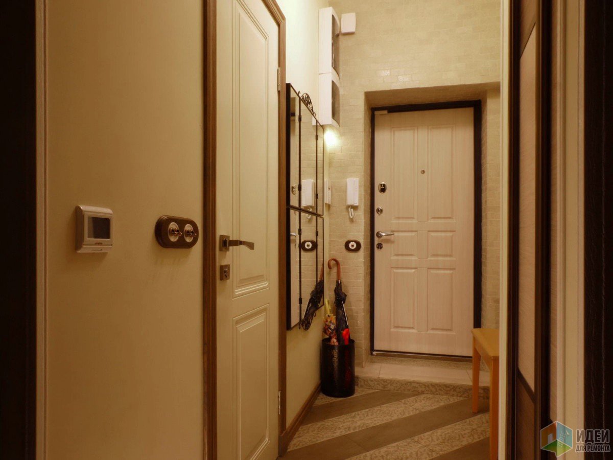 Двери снять квартиру. Коридор с дверью. Входная дверь в коридоре. Дверь в прихожей. Двери в коридоре хрущевки.