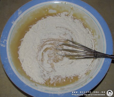 Рецепт с фото - Медовый торт «Золотые шарики»: добавить муку и яйца