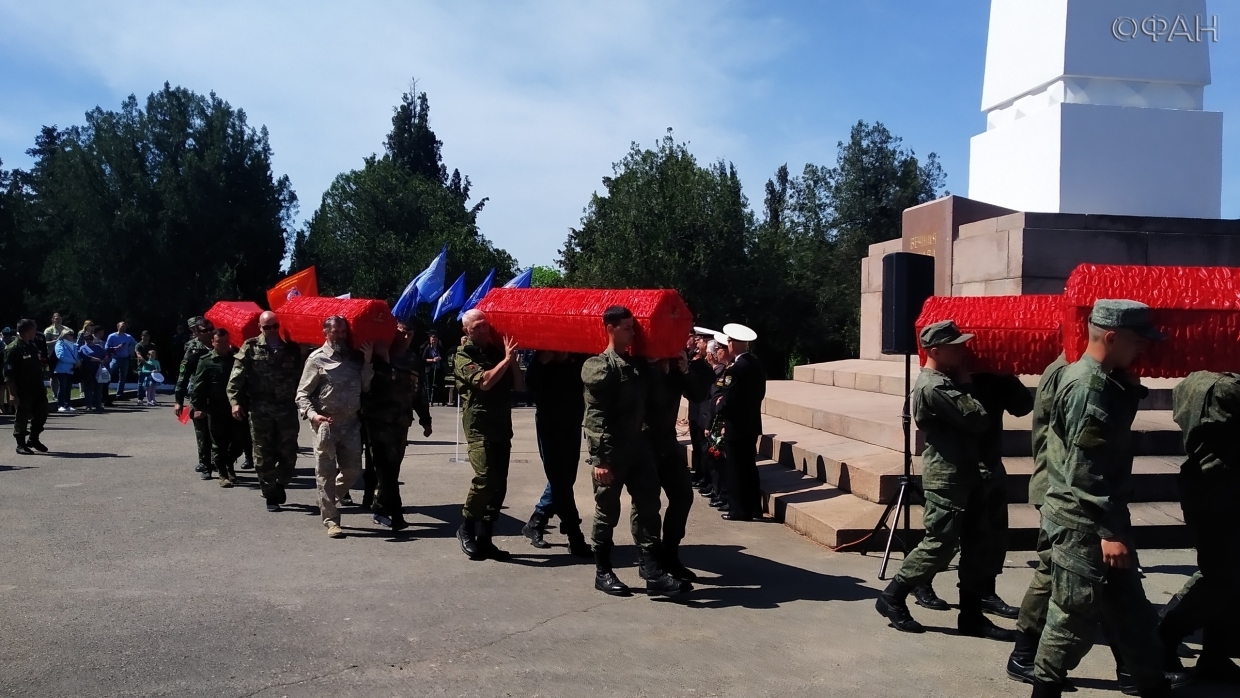 Бойцов, попавших в мясорубку под Севастополем, торжественно предали земле