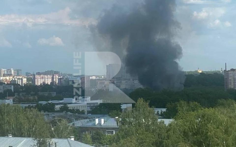 Один человек погиб, семерых эвакуировали при крупном пожаре на улице Чернышевского в Рязани
