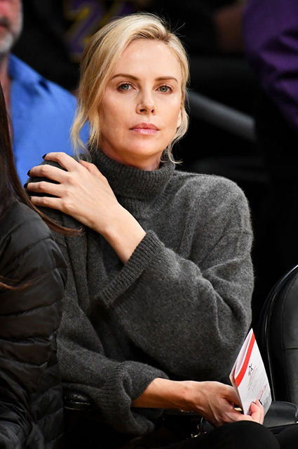 Шарлиз Терон в уютном casual-образе посетила баскетбольный матч в Лос-Анджелесе звездный стиль