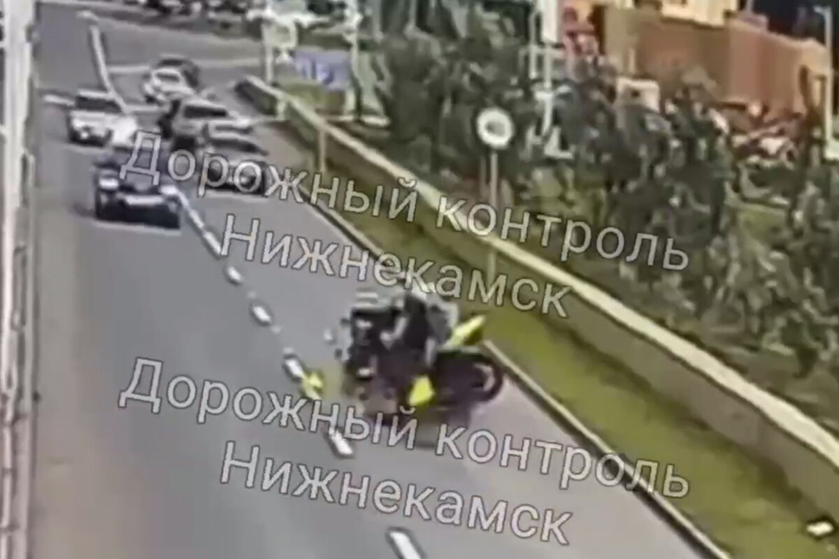 В Татарстане мотоцикл на большой скорости врезался в автомобиль и вспыхнул