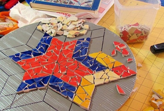 Не спешите выбрасывать осколки разбившихся чашек: сделайте уникальный элемент декора handmake