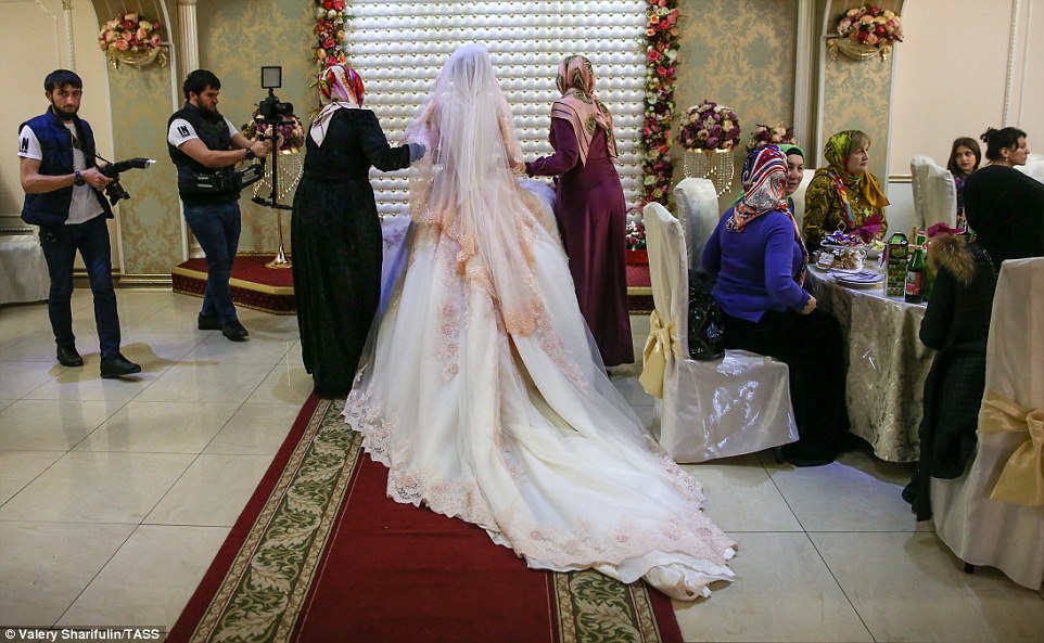 Как выглядит традиционная чеченская свадьба в Грозном