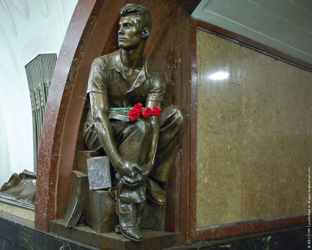 скульптуры на станции метро площадь революции