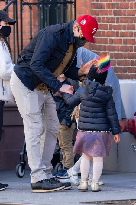 В память о рэпере DMX: Ирина Шейк в футболке со смыслом и Лея на прогулке в Нью-Йорке Дети,Дети знаменитостей