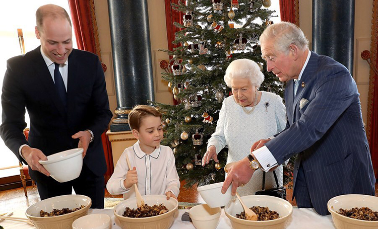 Повторяем за королевой Елизаветой: рецепт традиционного рождественского пудинга от шеф-повара Букингемского дворца Монархи,Новости монархов