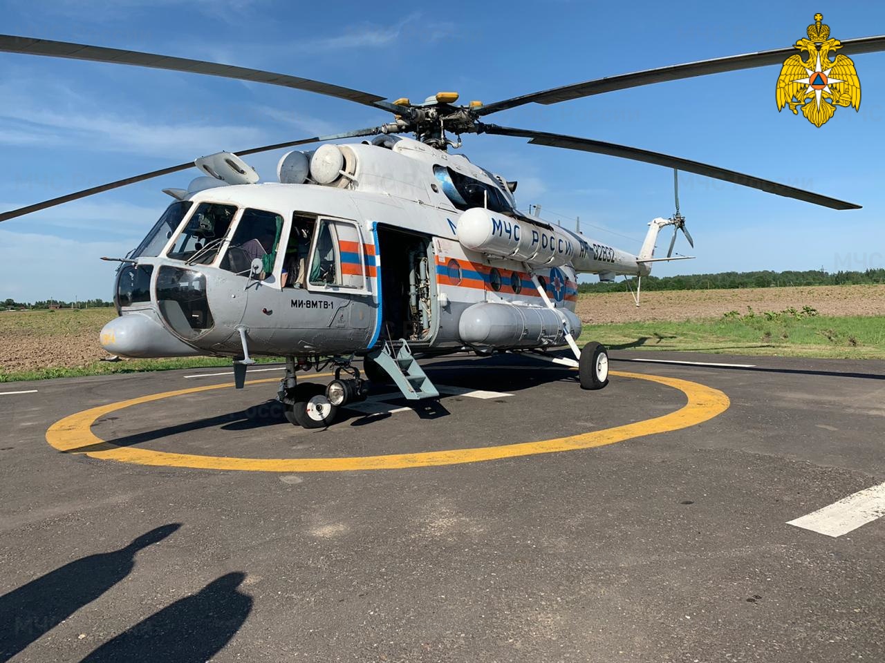 Экипаж ми8. Вертолет ми-8 санавиации. Вертолёт санавиации МЧС. Вертолетная площадка ми-8. Вертолет санавиации ка-32.