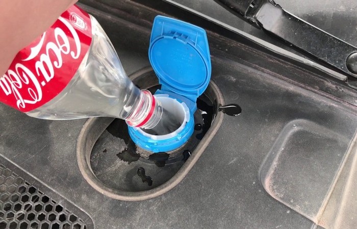 Почему не стоит лить воду из-под крана в бачок стеклоомывателя автомобиля