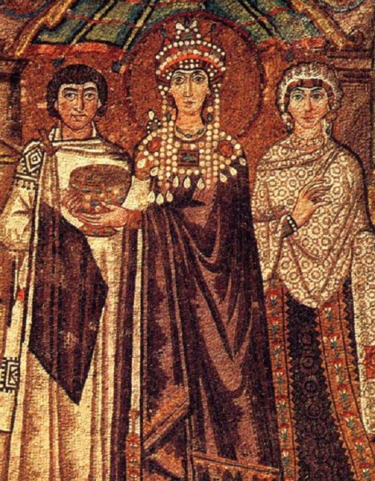 Императрица Феодора, жена императора Юстиниана, облачённая в пурпурные одежды.