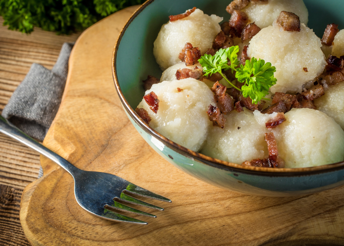 Еще одно вкусное и сытное блюдо из картофеля: простой рецепт картофель, галушки, блюдо, и добавьте, можно, Добавьте, очистите, и порежьте, картофельное, кусочков, ветчину, картофельные, Приготовьте, кубиком, Обжарьте, руками5, минуты4, Когда, сварится, слейте